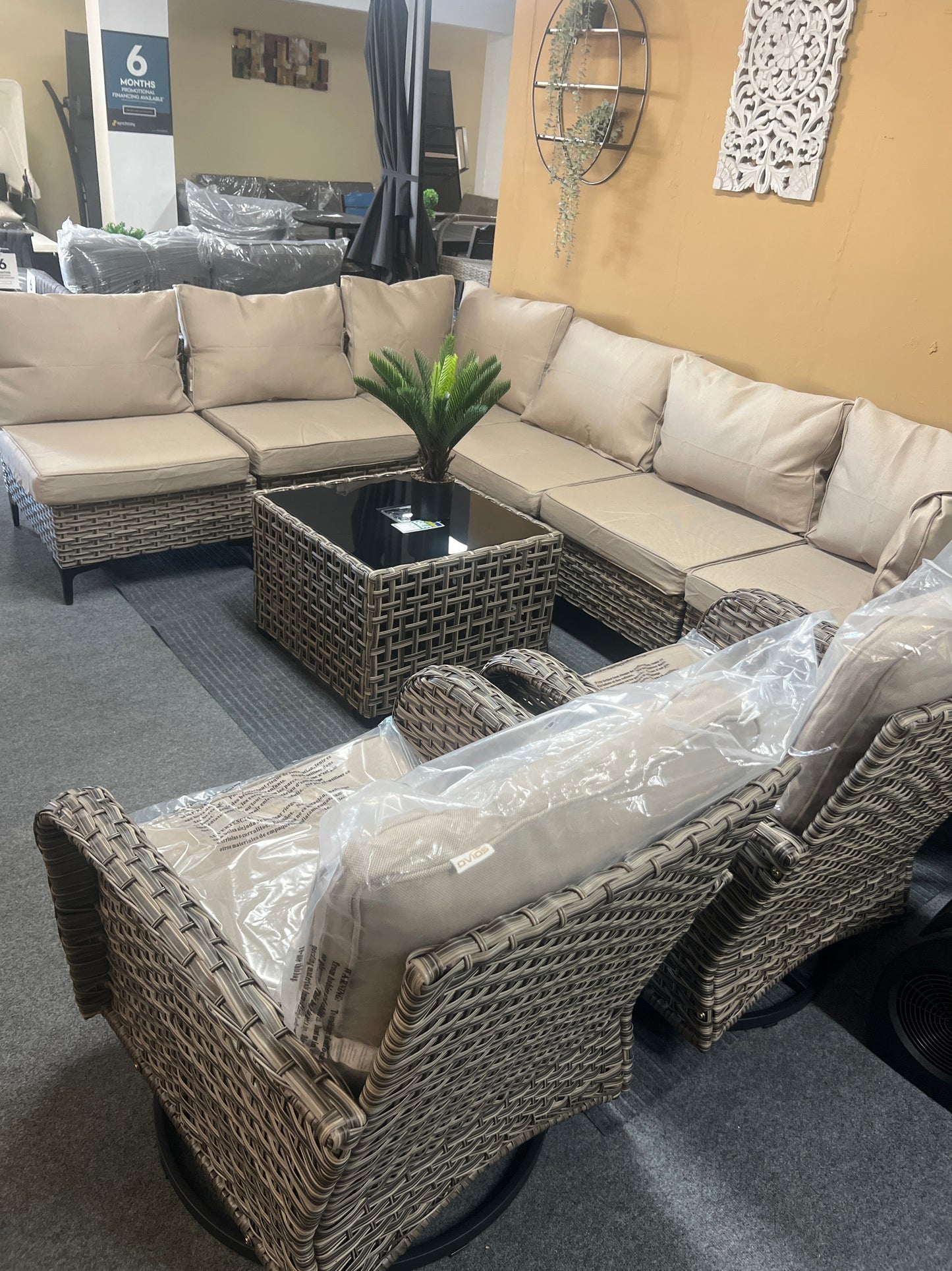 Set exterior L con mesa centro iluminada. 2 butacas giratorias con mesita. Mimbre Tri color cojines crema.