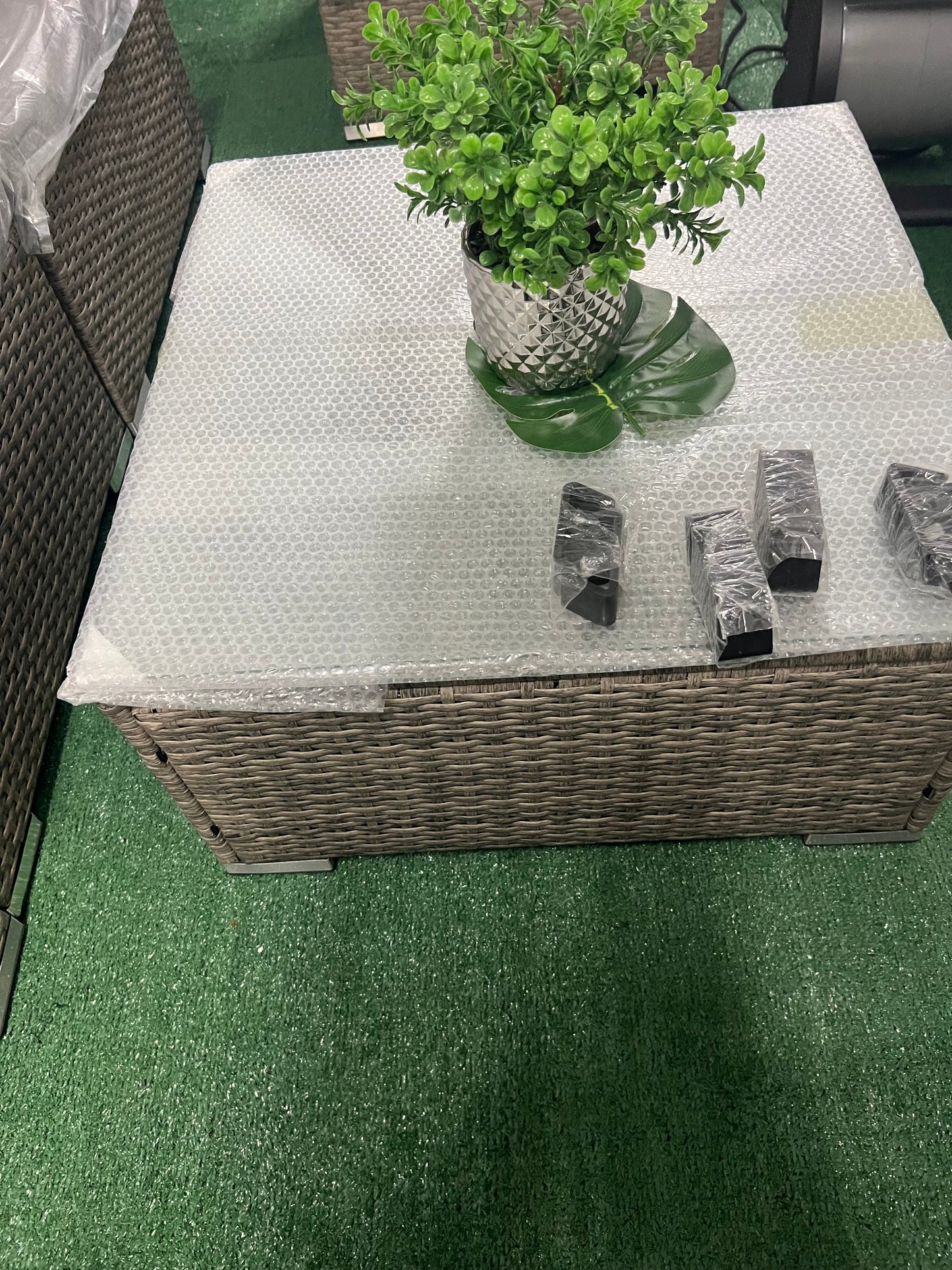 Sofá modular con mesa cuadrada con cristal mimbre gris cojines gris