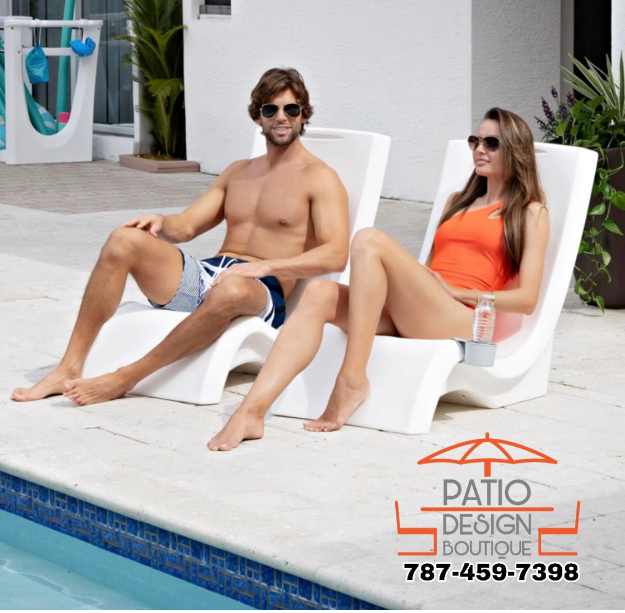 Lounge blanca para dentro y fuera de la piscina.