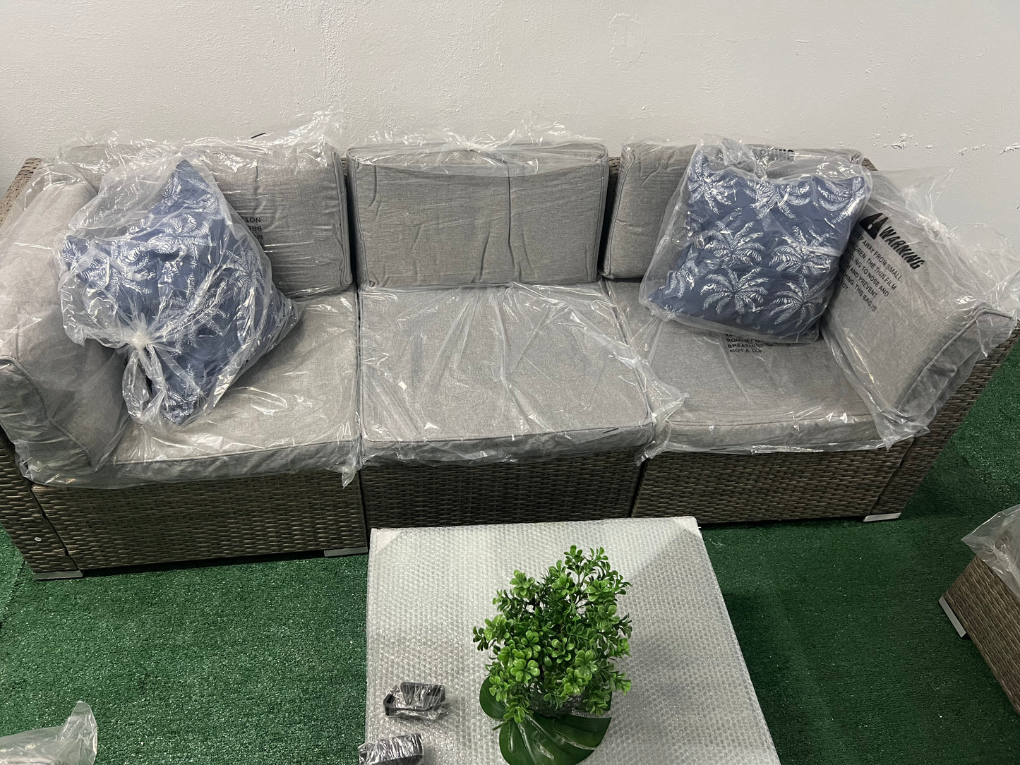 Sofá modular con mesa cuadrada con cristal mimbre gris cojines gris