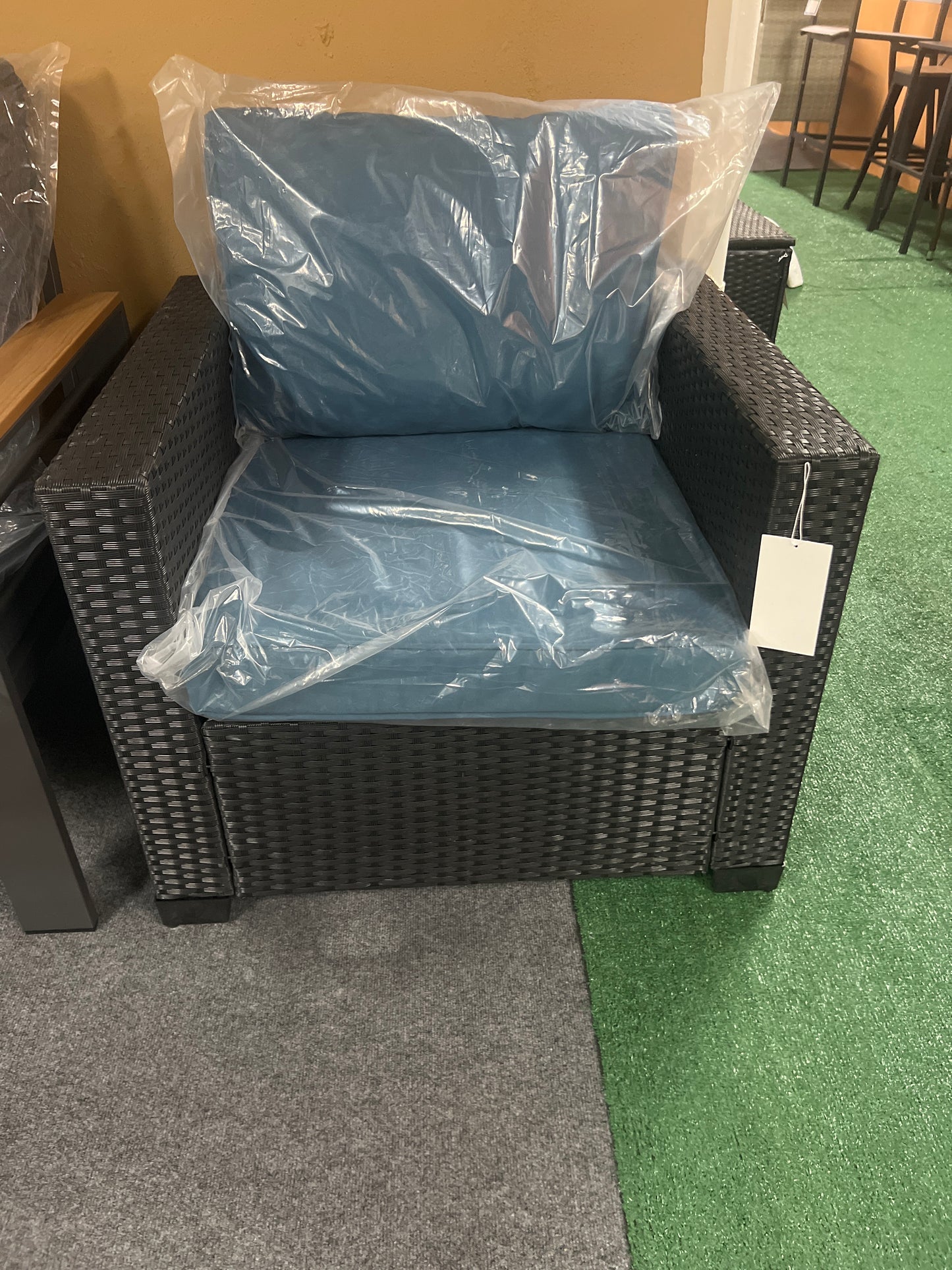 Butaca mimbre negra con cojines azul eléctrico