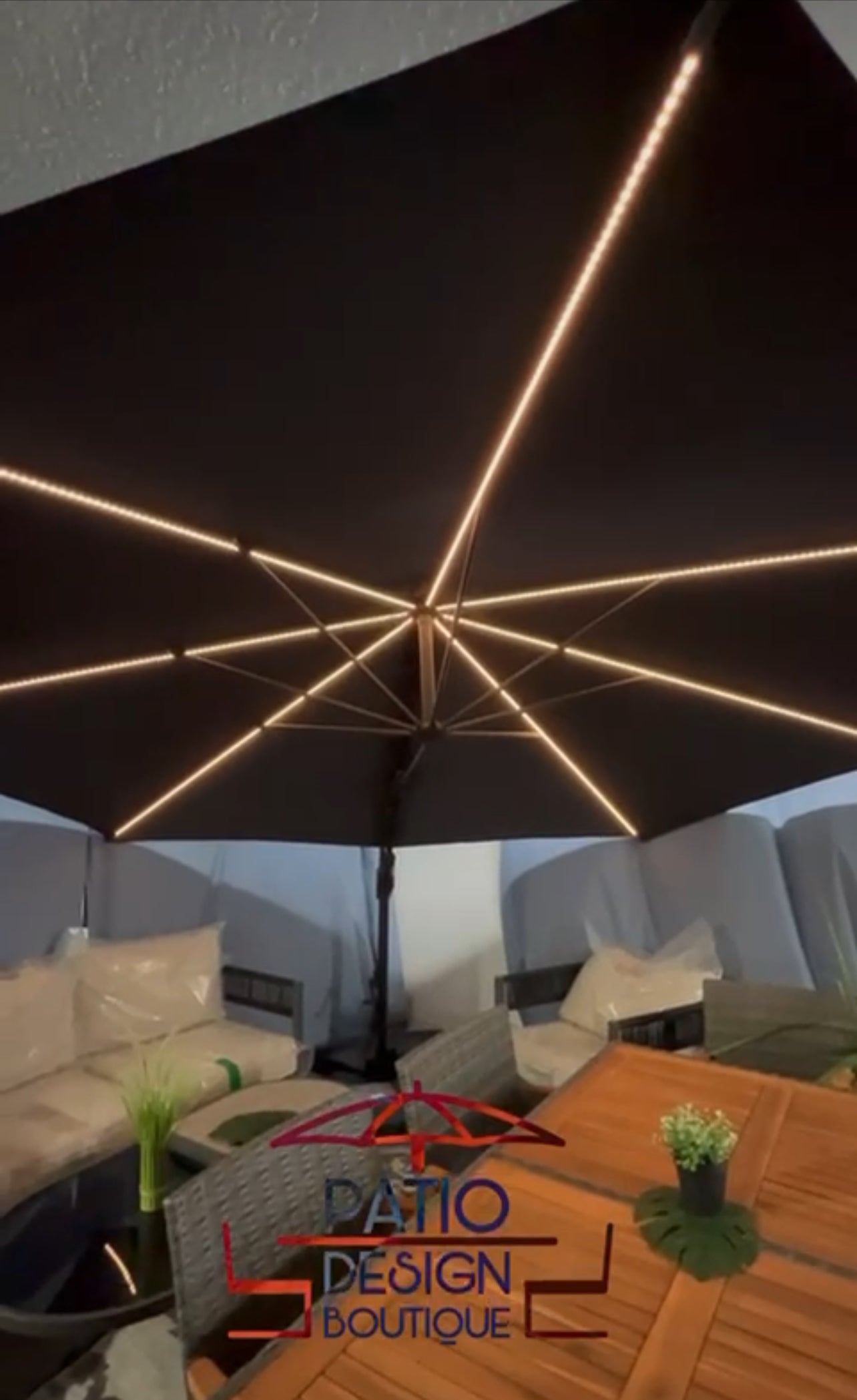 Paraguas 11 pies con luz color beige con base