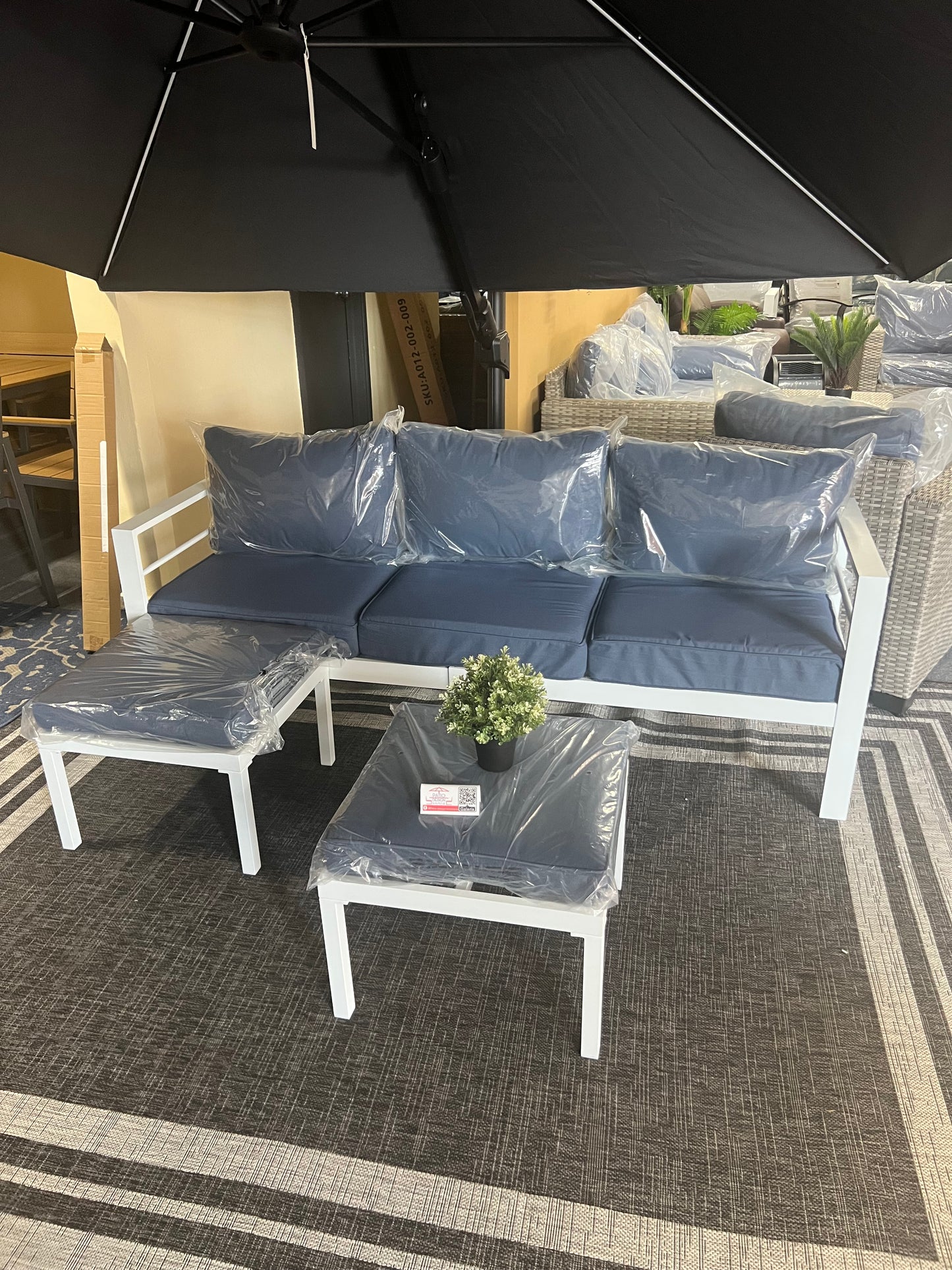 Mueble aluminio blanco con cojines azul 3 piezas.