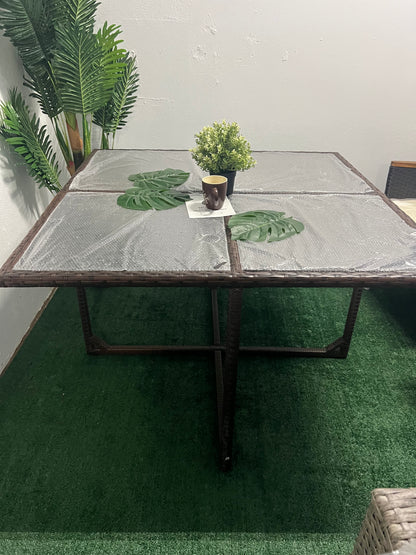 Mesa cuadrada marrón con mimbre y tope en cristal.