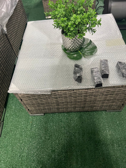 Sofá modular con mesa cuadrada con cristal mimbre gris cojines gris