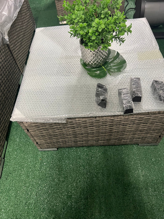 Set de dos butacas con mesa cristal cuadrada mimbre gris cojines gris